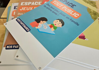 panneaux alvéolaires avec oeillets