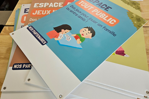 panneaux alvéolaires avec oeillets